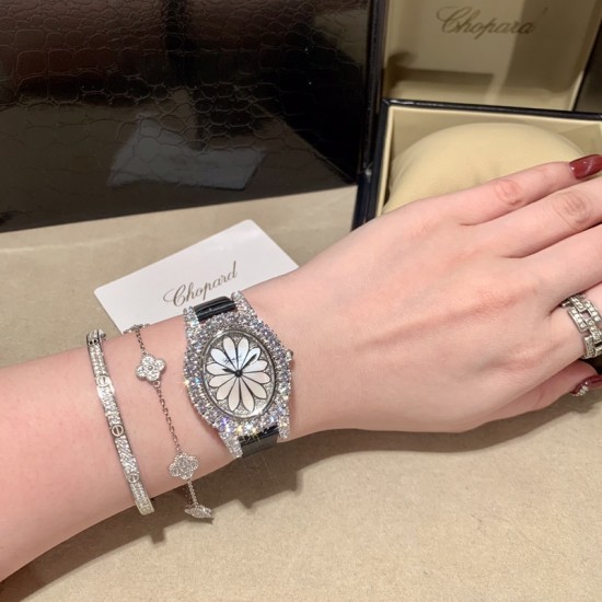 萧邦 LHEURE DU DIAMANT MEDIUM OVAL 此款LHeure du Diamant 椭圆形切割贝壳雕纹镶钻表盘 环以点缀钻石的表圈 优雅气韵 时尚风格和萧邦精湛的手工艺尽显无遗 光华耀眼 萧邦 LHEURE DU DIAMANT MEDIUM OVAL 此款LHeure du Diamant 椭圆形切割贝壳雕纹镶钻表盘 环以点缀钻石的表圈 优雅气韵 时尚风格和萧邦精湛的手工艺尽显无遗 光华耀眼
