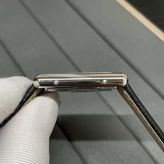 卡地亚坦克TANK MUST de Cartier全系列(中号33.7*25.5mm)所有配件均可以和原装通用!在这里特别是表冠制作,标志性的表冠周身“面包型”凸点饰珠,立体清晰,便于抓紧调节,。“子弹头”型的表冠顶部晶石,独家采用巴西原矿石,经老友宝石厂经年研发的一体成型+磨光复合机加工,费时费工费料,成本极高!有效的保证了每颗产品外观与正品一致!蓝宝石玻璃镜面,从侧面来看是有折射的,有放大的效果! 卡地亚坦克TANK MUST de Cartier全系列(中号33.7*25.5mm)所有配件均可以和原装通用!在这里特别是表冠制作,标志性的表冠周身“面包型”凸点饰珠,立体清晰,便于抓紧调节,。“子弹头”型的表冠顶部晶石,独家采用巴西原矿石,经老友宝石厂经年研发的一体成型+磨光复合机加工,费时费工费料,成本极高!有效的保证了每颗产品外观与正品一致!蓝宝石玻璃镜面,从侧面来看是有折射的,有放大的效果!