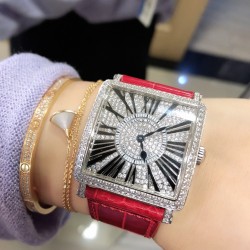 实拍 Z6新品 法兰克穆勒Master Square™ 系列女士腕表（尺寸32.732.7mm）瑞士原装朗达石英机芯，CNC数控精雕成型，鳄鱼纹表带舒适贴手 几何形状的纯粹与线条的对称赋予该系列完美的平衡设计。优雅而精致的轮廓，以其时尚和个性绽放于女士们的手腕之上。 官方