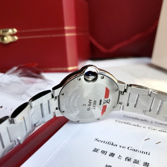 新款33石英粉!重磅来袭‼️全球最火的款式之一!可以承载岁月的经典之作,永不过时!独家渠道!不到100块,卖一块少一块的节奏!机芯为瑞士石英机芯。世界顶级的珠宝与腕表品牌卡地亚Cardier,在超长的品牌历史上制作出众多经典,比如腕表中的桑托斯Santos、坦克Tank这样的传奇系列。近几年卡地亚腕表最受欢迎的款式无疑就是蓝气球Ballon Bleu。超薄腕表以超薄的身躯、轻盈的质感,将蓝气球腕表系列惯有的优雅演绎到极致。 新款33石英粉!重磅来袭‼️全球最火的款式之一!可以承载岁月的经典之作,永不过时!独家渠道!不到100块,卖一块少一块的节奏!机芯为瑞士石英机芯。世界顶级的珠宝与腕表品牌卡地亚Cardier,在超长的品牌历史上制作出众多经典,比如腕表中的桑托斯Santos、坦克Tank这样的传奇系列。近几年卡地亚腕表最受欢迎的款式无疑就是蓝气球Ballon Bleu。超薄腕表以超薄的身躯、轻盈的质感,将蓝气球腕表系列惯有的优雅演绎到极致。