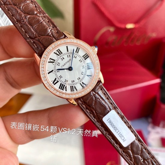新款首发!卡地亚18K玫瑰金时尚女士金表到货!Ronde de Cartier(卡地亚伦敦)系列,表圈镶嵌54颗VS1.2足反天然真钻,每一颗都是经过GTC权威机构检验,证书联网可查真伪,确保每颗钻石真材实料!原装瑞士石英机芯,表径29mm;表壳、表扣包18K玫瑰金,再无掉色之忧;把的镶嵌天然尖晶石,散发的淡淡蓝光令人陶醉;高温淬火烧钢蓝指针,美洲鳄鱼皮表带更彰显腕表高贵优雅气质!独家货源!另赠送同款美洲鳄鱼皮表带一副,买到就是赚到!配卡地亚新款包装一手价出! 新款首发!卡地亚18K玫瑰金时尚女士金表到货!Ronde de Cartier(卡地亚伦敦)系列,表圈镶嵌54颗VS1.2足反天然真钻,每一颗都是经过GTC权威机构检验,证书联网可查真伪,确保每颗钻石真材实料!原装瑞士石英机芯,表径29mm;表壳、表扣包18K玫瑰金,再无掉色之忧;把的镶嵌天然尖晶石,散发的淡淡蓝光令人陶醉;高温淬火烧钢蓝指针,美洲鳄鱼皮表带更彰显腕表高贵优雅气质!独家货源!另赠送同款美洲鳄鱼皮表带一副,买到就是赚到!配卡地亚新款包装一手价出!