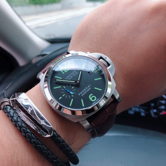 SJ出品 品牌:沛纳海--PANERAI 类型:男士顶级腕表 机芯:全自动机械机芯 表壳:316L精钢表壳 镜面:矿物强化玻璃 皮带:进口真牛皮表带 三杰卓越非凡 尽显男士魅力尺寸:直径44mm 厚度16mm。SJ为你精心打造超真实实物图拍摄 让你超真实实物图体验 SJ出品 品牌:沛纳海--PANERAI 类型:男士顶级腕表 机芯:全自动机械机芯 表壳:316L精钢表壳 镜面:矿物强化玻璃 皮带:进口真牛皮表带 三杰卓越非凡 尽显男士魅力尺寸:直径44mm 厚度16mm。SJ为你精心打造超真实实物图拍摄 让你超真实实物图体验