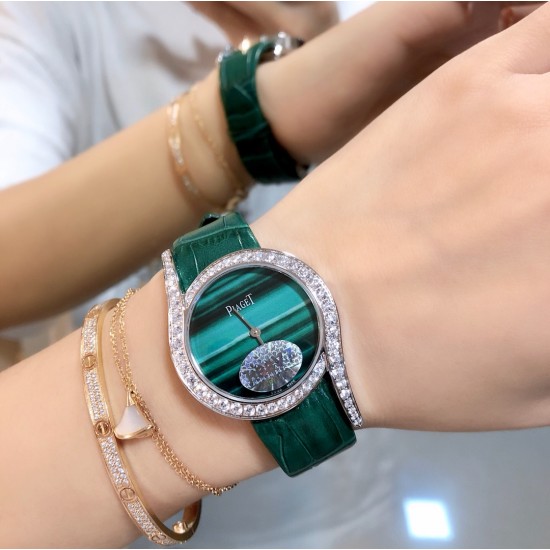 实拍 孔雀绿 伯爵 全新Piaget Lime light系列腕表,以其独特的造型,引领着时尚界的风潮,更是邀请到国际巨星巩俐倾情代言,必将成为伯爵品牌全新的识别69式印,瑞士石英32mm 白金电镀 认准独家实拍细节品质! 实拍 孔雀绿 伯爵 全新Piaget Lime light系列腕表,以其独特的造型,引领着时尚界的风潮,更是邀请到国际巨星巩俐倾情代言,必将成为伯爵品牌全新的识别69式印,瑞士石英32mm 白金电镀 认准独家实拍细节品质!