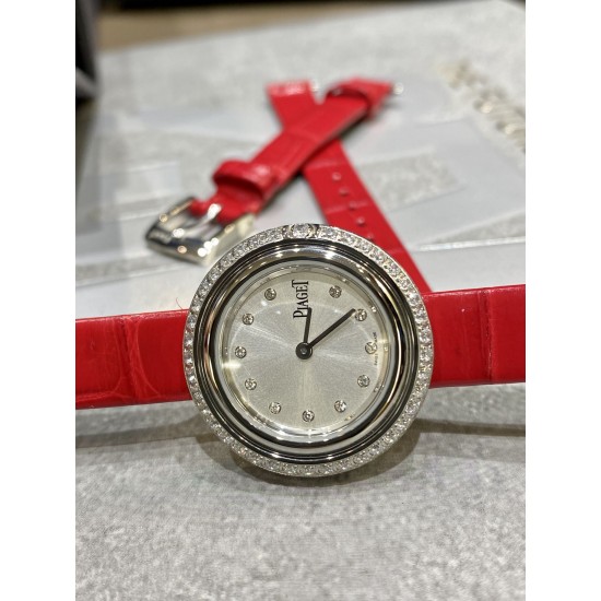 全网女生听我的!买它…❤️。 伯爵“时来运转”顶级奢侈品入门款精致的 29mm尺寸大小!第一眼看到它的时候我一眼就中,首先是外观设计足够百搭,➕上外层一圈可来回转动 很有寓意、一起“转动,遇见非凡”。上手很秀气,彩色鳄鱼皮可轻松拆卸 看上去就高端,机芯采用瑞士进口石英机芯,螺旋式表圈316L精钢打磨抛光 表面光亮如镜、表盘内圈钻石刻度 11颗⭕️圆形美钻(约0.07克拉)外圈一颗圆形美钻(约0.05克拉) 全网女生听我的!买它…❤️。 伯爵“时来运转”顶级奢侈品入门款精致的 29mm尺寸大小!第一眼看到它的时候我一眼就中,首先是外观设计足够百搭,➕上外层一圈可来回转动 很有寓意、一起“转动,遇见非凡”。上手很秀气,彩色鳄鱼皮可轻松拆卸 看上去就高端,机芯采用瑞士进口石英机芯,螺旋式表圈316L精钢打磨抛光 表面光亮如镜、表盘内圈钻石刻度 11颗⭕️圆形美钻(约0.07克拉)外圈一颗圆形美钻(约0.05克拉)