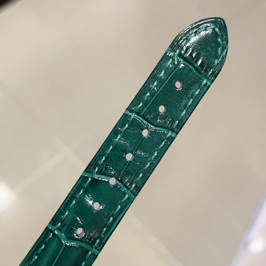 实拍 欧米茄秋冬新品发布欧米茄名典腕表诞生于1949年,其纤薄而典雅的金质表壳别具一格,内部搭载的超薄机芯极具传奇色彩。此表款分别采用白色珍珠母贝和渐变色弧面表盘,搭配抛光18K金指针,6点位设置有日历窗口,34mm玫瑰金表壳配以多色双面意大利牛皮表带。低调的奢华,简约而不简单 实拍 欧米茄秋冬新品发布欧米茄名典腕表诞生于1949年,其纤薄而典雅的金质表壳别具一格,内部搭载的超薄机芯极具传奇色彩。此表款分别采用白色珍珠母贝和渐变色弧面表盘,搭配抛光18K金指针,6点位设置有日历窗口,34mm玫瑰金表壳配以多色双面意大利牛皮表带。低调的奢华,简约而不简单