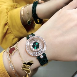 【独家美拍萧邦经邦萧邦HAPPY DIAMONDS系列快乐钻腕表】新增最新绿表盘 蓝宝石玻璃镜面 我们就是自己的神话 原厂瑞士石英机芯 镜面内7颗快乐钻自由转动 活动钻石围绕表盘回旋起舞 制作精巧的表壳玩味透明概念 chopard家标志性的Happy钻石在两片蓝宝石水晶玻璃 形成的空间内自由滑动 充分展现自由和欢快的感觉 表壳顶端与底端各缀有一圈钻石 树叶形指针 较小的同心圆为珍珠母贝质地 呈圆满的球型 两个同心圆环上皆全手工镶有钻石 七颗灵动钻石如悬空漂浮一般 细节见真知