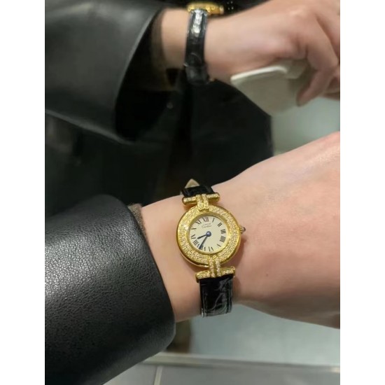 卡地亚小旋风 官网图鳄鱼皮版本卡地亚小旋风must de小金表vintage中古断货王，性价比高闭眼入。神仙颜值美绝trinity，小孩子才做选择，成年人都是all in![色]表径24mm，超薄厚度6.3mm，搭载瑞士石英机芯，罗马刻度奶油盘，简洁大两针，后镶天然美钻搭配鳄鱼皮表带更奢华超级闪。可仙可盐可甜，精致优雅上手绝美。时尚是一个经典的轮回～说不定今年的复古风，你就是走得最驾轻就熟的一个。推荐指数：⭐⭐⭐⭐⭐