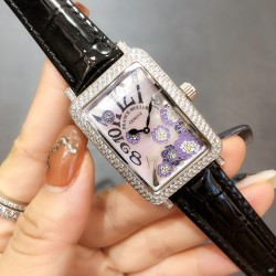 法兰克穆勒Franck muller- Long Island长岛系列时尚腕表，众多网红同款，316L精钢材质，搭配亮皮表带 纯手工施华洛世奇镶嵌工艺制作，满天星能折射更多的光线，突显野性和奢华的特征极其搭配，给各种风格的搭配带来新的光彩，精致典雅，奢华绽放。尺寸40mm*33mm*12mm