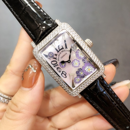 法兰克穆勒Franck muller- Long Island长岛系列时尚腕表,众多网红同款,316L精钢材质,搭配亮皮表带 纯手工施华洛世奇镶嵌工艺制作,满天星能折射更多的光线,突显野性和奢华的特征极其搭配,给各种风格的搭配带来新的光彩,精致典雅,奢华绽放。尺寸40mm*33mm*12mm 法兰克穆勒Franck muller- Long Island长岛系列时尚腕表,众多网红同款,316L精钢材质,搭配亮皮表带 纯手工施华洛世奇镶嵌工艺制作,满天星能折射更多的光线,突显野性和奢华的特征极其搭配,给各种风格的搭配带来新的光彩,精致典雅,奢华绽放。尺寸40mm*33mm*12mm