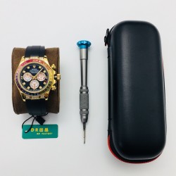 【DR Factory】最新力作 V3升级版 市场最高版本 劳.力士Rolex全新彩虹圈迪通拿Daytona！升级细节：1:升级圈口角度与宝石大小颜色，缎纹字面更加富有光泽，能与原装保持一致！2:904L钢带，表壳按键防滑齿纹更加明显立体！3:劳.力士彩虹圈迪通拿是ROLEX爱好者的首选，搭载7750机芯，奢华副本DAYTONA的最新首选，是土豪最佳选择！DR Factory为您呈现您想要的一切！DR品质 追求完美 不断超越！（附送专用拆表工具一套+专用手表皮套一个+时尚运动手环一条）