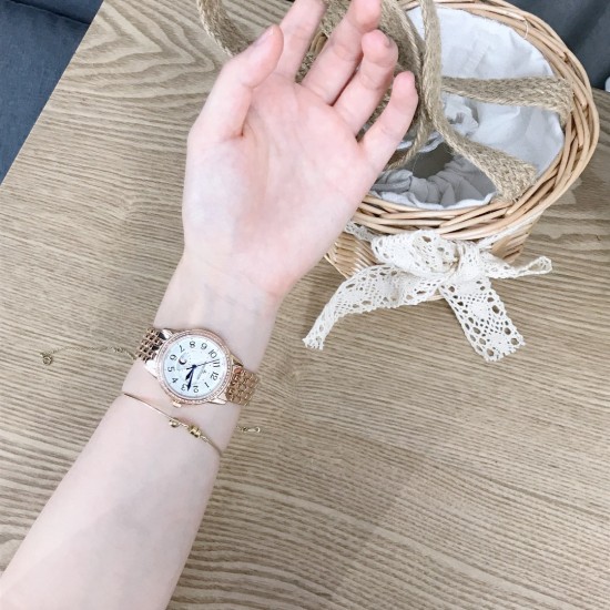 积家约会系列高品质日月星辰女表，进口石英机芯，蓝宝石镜面，精钢表壳表带，尺寸宽33mm，厚9mm。