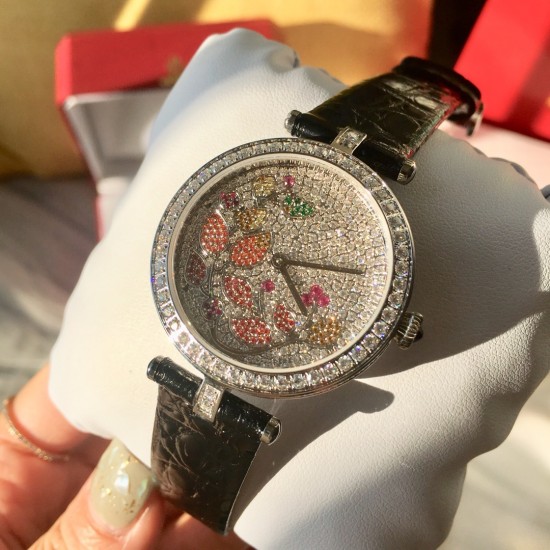 ❤️实拍 卡地亚-Cartier 满钻藤花系列腕表 双排钻侧身 搭配亮黑.红色鳄鱼皮瑞士石英机芯 蓝宝石水晶玻璃镜面 百搭经典尺寸35mm。表盘媚丽搭配并缀有彩色饰以密镶藤花的造型 奢华极致你值得拥有它。 ❤️实拍 卡地亚-Cartier 满钻藤花系列腕表 双排钻侧身 搭配亮黑.红色鳄鱼皮瑞士石英机芯 蓝宝石水晶玻璃镜面 百搭经典尺寸35mm。表盘媚丽搭配并缀有彩色饰以密镶藤花的造型 奢华极致你值得拥有它。