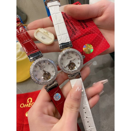 全新欧米茄Ladymatic系列陀飞轮升级版闪亮登场✨‼️采用天然珍珠贝母飞轮表盘、以简约大方的外形备受现代女性青睐。搭配全自动机械机芯,走时稳定,拱形蓝宝石镜面,316L精钢材质,完美演绎。多色进口意大利鳄鱼纹路真牛皮表带和316精钢表带可供选择!绝对是女装机械表里的天花板尺寸35mm12mm 全新欧米茄Ladymatic系列陀飞轮升级版闪亮登场✨‼️采用天然珍珠贝母飞轮表盘、以简约大方的外形备受现代女性青睐。搭配全自动机械机芯,走时稳定,拱形蓝宝石镜面,316L精钢材质,完美演绎。多色进口意大利鳄鱼纹路真牛皮表带和316精钢表带可供选择!绝对是女装机械表里的天花板尺寸35mm12mm