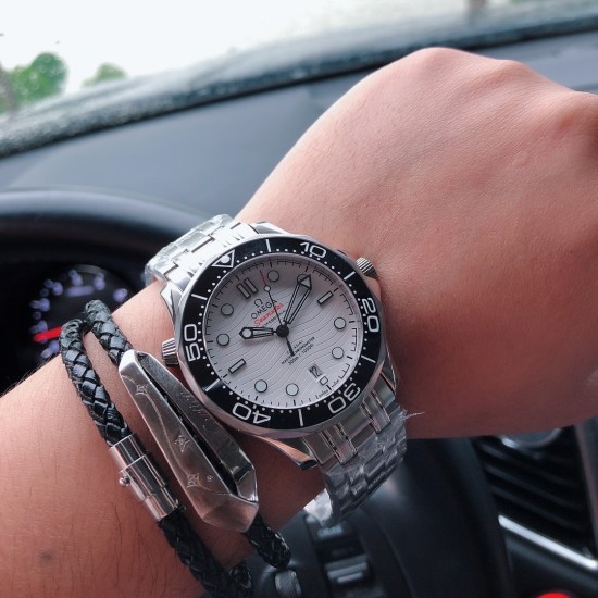 SJ出品 TW复刻版 欧米茄 OMEGA 全新海马系列 T2 300 米 潜水表 搭载钢带送尼龙带一条一表两带，抢先体验全新海马300 升级改为透视底，全新海马300升级为与正品一致全陶瓷表盘刻有[ZrO2]的印记升级陶瓷圈上的刻度和字 采用“白珐琅”工艺 不易变黄 有光泽，表针针形和老款不同，针形加大，读时更清晰，搭配进口美优达9015改8800机芯。（零返修）并配欧米茄代购包装力求完美！三杰精致推荐瑞士机械男士腕表 SJ为你精心挑选超真实实物图拍摄
