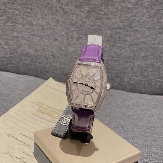 ♥️法兰克穆勒-Franck Muller(FM),sunrise系列 采用316L 精钢表壳 CNC加工抛光表壳,全壳PVP真空电镀持色更久。底盖与表壳无缝拼接,精雕成形,扣子底部以及底盖内部延续法穆兰标志字体雕刻清晰!搭配制作过程相当复杂的拱形表盘 表盘由12块珍珠贝构成铺满光华美钻与珍珠贝母辉映 表壳尺寸32x43mm 厚度约9mm ♥️法兰克穆勒-Franck Muller(FM),sunrise系列 采用316L 精钢表壳 CNC加工抛光表壳,全壳PVP真空电镀持色更久。底盖与表壳无缝拼接,精雕成形,扣子底部以及底盖内部延续法穆兰标志字体雕刻清晰!搭配制作过程相当复杂的拱形表盘 表盘由12块珍珠贝构成铺满光华美钻与珍珠贝母辉映 表壳尺寸32x43mm 厚度约9mm