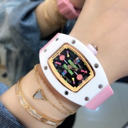实拍 最新理查珐琅棉花糖理查德米勒 RichardMille 珐琅棉花糖 最新爆款 bon bon系列最稀有的作品！克服传统工艺打破模式！钟表最受尊敬的技术之一。不是所有人的嫁妆，棉花糖运动曲线和颜色，它们是诱人的。有了理查德米勒，实现了把棉花糖戴在你的手腕上！白色陶瓷加上黄粉绿搪瓷表盘，RM-07柔和的颜色创造了一个组合...甜蜜！糖果店的一次旅行，一个让人难以置信的艺术品。你会戴上它吗？