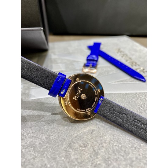 全网女生听我的!买它…❤️。 伯爵“时来运转”顶级奢侈品入门款精致的 29mm尺寸大小!第一眼看到它的时候我一眼就中,首先是外观设计足够百搭,➕上外层一圈可来回转动 很有寓意、一起“转动,遇见非凡”。上手很秀气,彩色鳄鱼皮可轻松拆卸 看上去就高端,机芯采用瑞士进口石英机芯,螺旋式表圈316L精钢打磨抛光 表面光亮如镜、表盘内圈钻石刻度 11颗⭕️圆形美钻(约0.07克拉)外圈一颗圆形美钻(约0.05克拉) 全网女生听我的!买它…❤️。 伯爵“时来运转”顶级奢侈品入门款精致的 29mm尺寸大小!第一眼看到它的时候我一眼就中,首先是外观设计足够百搭,➕上外层一圈可来回转动 很有寓意、一起“转动,遇见非凡”。上手很秀气,彩色鳄鱼皮可轻松拆卸 看上去就高端,机芯采用瑞士进口石英机芯,螺旋式表圈316L精钢打磨抛光 表面光亮如镜、表盘内圈钻石刻度 11颗⭕️圆形美钻(约0.07克拉)外圈一颗圆形美钻(约0.05克拉)