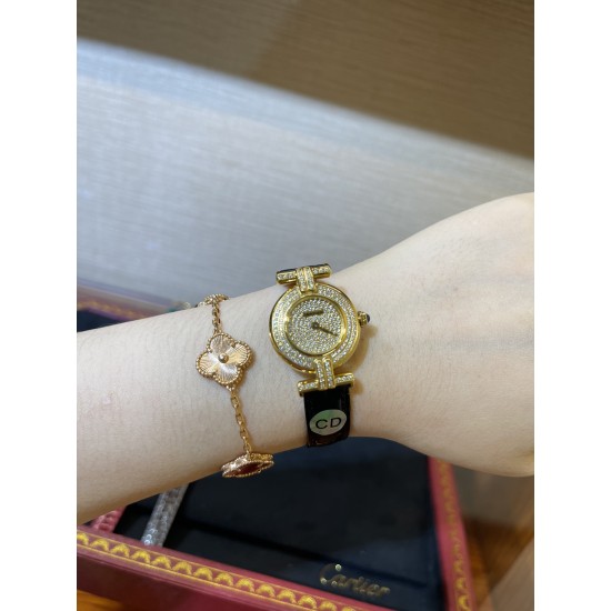鳄鱼皮新品发布 奢华版满天星镶钻表盘卡地亚小旋风must de小金表vintage中古断货王，性价比高闭眼入。神仙颜值美绝trinity，小孩子才做选择，成年人都是all in![色]表径24mm，超薄厚度5.8mm，搭载瑞士石英机芯，罗马刻度奶油盘，简洁大两针，后镶天然美钻搭配鳄鱼皮表带更奢华超级闪。可仙可盐可甜，精致优雅上手绝美。时尚是一个经典的轮回～说不定今年的复古风，你就是走得最驾轻就熟的一个。推荐指数：⭐⭐⭐⭐⭐