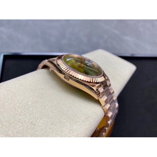 ROLEX 劳力士 星期日志型40mm终极版 搭载原版3255自动机械机芯228239系列腕表,40mm直径,研发耗时16个月!原版1比1开模。重点升级了以下几个要点:1.表壳直径与最新版3255型系列一致40毫米。2.表带头粒与原装一致,5件拼装,难度非常高,表带与表壳交错型无缝连结。3.把头皇冠处下方修改为与原版一致的两个圆点。4.表扣与原版一致里面加装了弹簧,字体大小工艺和原装一致。5.表壳侧面与原版一致增加二维码防伪。6.表壳与表带连接处的壳身刻有与原版一致的型号数字228239。 ROLEX 劳力士 星期日志型40mm终极版 搭载原版3255自动机械机芯228239系列腕表,40mm直径,研发耗时16个月!原版1比1开模。重点升级了以下几个要点:1.表壳直径与最新版3255型系列一致40毫米。2.表带头粒与原装一致,5件拼装,难度非常高,表带与表壳交错型无缝连结。3.把头皇冠处下方修改为与原版一致的两个圆点。4.表扣与原版一致里面加装了弹簧,字体大小工艺和原装一致。5.表壳侧面与原版一致增加二维码防伪。6.表壳与表带连接处的壳身刻有与原版一致的型号数字228239。