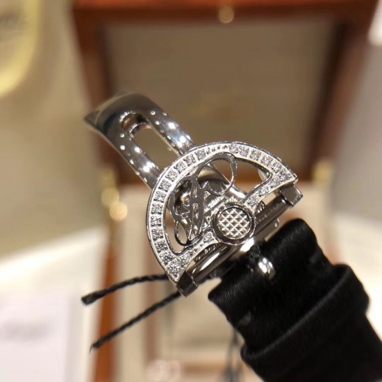 实拍 Breguet-宝玑那不勒斯皇后系列! 史上最强最美 超薄 最新升级版本 绝对值得拥有的一款 正品一致的拉丁料绢表带 蓝宝石拱桥弧形玻璃 表盘用天然白色珍珠母贝 阿拉伯数字时符 经典的蓝钢宝玑指针 6点位设有一颗水滴形钻石 机芯是586/1自动上链机 我们一直正品完美复刻 那不勒斯皇后款 绝对的女神气质名媛款 最重要的是百搭得来不失少女心 必入款❗带上一秒变女神,各种派对,晚会,聚会,约会,发布会,让你BlingBling。 实拍 Breguet-宝玑那不勒斯皇后系列! 史上最强最美 超薄 最新升级版本 绝对值得拥有的一款 正品一致的拉丁料绢表带 蓝宝石拱桥弧形玻璃 表盘用天然白色珍珠母贝 阿拉伯数字时符 经典的蓝钢宝玑指针 6点位设有一颗水滴形钻石 机芯是586/1自动上链机 我们一直正品完美复刻 那不勒斯皇后款 绝对的女神气质名媛款 最重要的是百搭得来不失少女心 必入款❗带上一秒变女神,各种派对,晚会,聚会,约会,发布会,让你BlingBling。