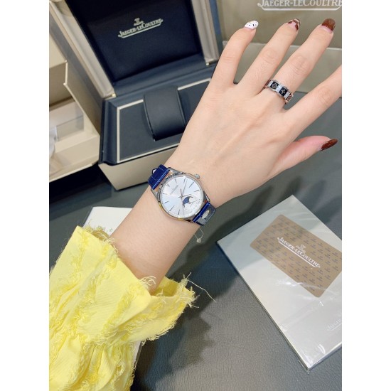 星月交辉 积善成家IM新晋女神——积家月相大师 字面采用高温纯银镀铬尽显女神肤色光泽,太妃型指针犹如女神芊芊玉指点缀在镀银表盘优雅高贵,18*16mm蓝/红色表带裹装犹如华丽的外套姿态万方,六点钟的子盘拥有阳历阴历(月相)双期显示,月相一月转一圈,功能和正品一致。采用9015改积家自产Cal.925/1机芯让女神内外兼修。34mm外壳落落大方。商正百搭 扶熙共赏 lM出品 邀您品鉴 星月交辉 积善成家IM新晋女神——积家月相大师 字面采用高温纯银镀铬尽显女神肤色光泽,太妃型指针犹如女神芊芊玉指点缀在镀银表盘优雅高贵,18*16mm蓝/红色表带裹装犹如华丽的外套姿态万方,六点钟的子盘拥有阳历阴历(月相)双期显示,月相一月转一圈,功能和正品一致。采用9015改积家自产Cal.925/1机芯让女神内外兼修。34mm外壳落落大方。商正百搭 扶熙共赏 lM出品 邀您品鉴