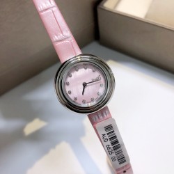 伯爵-PIAGET时尚石英女款，来自Possession系列诚意推荐，魅力十足的臻品采用瑞士石英机芯，蓝宝石水晶玻璃镜面，表圈可360度旋转，在不经意的旋转之间带来不同的好心情灵动搭配，转动间，专属于你独一无二的个性造型耀目而生有光圈、单排钻和双排钻任性选择！白色珍珠贝，粉红色珍珠贝，不挑性格不挑气质不挑风格，一款适合所有爱美爱时尚爱精致爱品味人生女生的最佳单品，你有多优秀它就有多全能啦！精钢表壳，镶嵌水晶钻石为日夜装扮增添迷人光彩  蓝宝石水晶镜面，尺寸29mm