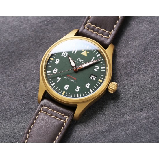 IWC 万国 喷火战机系列,日本全自动机械腕表,现震撼来袭,越带越有质感,尺寸39mm!后盖镌刻有“喷火战机”图案。栩栩如生,棕色意大利小牛皮表带! IWC 万国 喷火战机系列,日本全自动机械腕表,现震撼来袭,越带越有质感,尺寸39mm!后盖镌刻有“喷火战机”图案。栩栩如生,棕色意大利小牛皮表带!