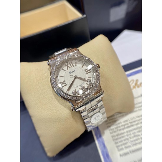 《YF出品》萧邦Happy Diamonds系列在女士腕表当中非常具有标志性,这款腕表拥有36和30毫米的腕表直径,对于大部分女士来说这个尺寸刚刚好。极具标志性的表壳设计搭配银色表盘,盘面上转动的钻石是萧邦Happy Diamonds最大的亮点设计所在。腕表搭载了自动上链机芯,能够为腕表提供42个小时的动力储存。。。YF臻品(2021新鲜上市):萧邦HAPPY DIAMONDS系列274893-5003腕表(精钢-玫瑰金-白色贝壳表盘,7颗彩色活动钻石,2892-2全自动机械,36毫米) 《YF出品》萧邦Happy Diamonds系列在女士腕表当中非常具有标志性,这款腕表拥有36和30毫米的腕表直径,对于大部分女士来说这个尺寸刚刚好。极具标志性的表壳设计搭配银色表盘,盘面上转动的钻石是萧邦Happy Diamonds最大的亮点设计所在。腕表搭载了自动上链机芯,能够为腕表提供42个小时的动力储存。。。YF臻品(2021新鲜上市):萧邦HAPPY DIAMONDS系列274893-5003腕表(精钢-玫瑰金-白色贝壳表盘,7颗彩色活动钻石,2892-2全自动机械,36毫米)