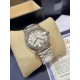 《YF出品》萧邦Happy Diamonds系列在女士腕表当中非常具有标志性,这款腕表拥有36和30毫米的腕表直径,对于大部分女士来说这个尺寸刚刚好。极具标志性的表壳设计搭配银色表盘,盘面上转动的钻石是萧邦Happy Diamonds最大的亮点设计所在。腕表搭载了自动上链机芯,能够为腕表提供42个小时的动力储存。。。YF臻品(2021新鲜上市):萧邦HAPPY DIAMONDS系列274893-5003腕表(精钢-玫瑰金-白色贝壳表盘,7颗彩色活动钻石,2892-2全自动机械,36毫米) 《YF出品》萧邦Happy Diamonds系列在女士腕表当中非常具有标志性,这款腕表拥有36和30毫米的腕表直径,对于大部分女士来说这个尺寸刚刚好。极具标志性的表壳设计搭配银色表盘,盘面上转动的钻石是萧邦Happy Diamonds最大的亮点设计所在。腕表搭载了自动上链机芯,能够为腕表提供42个小时的动力储存。。。YF臻品(2021新鲜上市):萧邦HAPPY DIAMONDS系列274893-5003腕表(精钢-玫瑰金-白色贝壳表盘,7颗彩色活动钻石,2892-2全自动机械,36毫米)