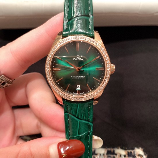 ★实拍 欧米茄-OMEGA 欧米茄碟飞名典系列 女士腕表 欧米茄名典腕表诞生于1949年,其纤薄而典雅的金质表壳别具一格,内部搭载的超薄机芯极具传奇色彩。渐变色弧面表盘,搭配抛光18K金指针,6点位设置有日历窗口,34mm玫瑰金表壳配以多色双面意大利牛皮表带。低调的奢华,简约而不简单. ★实拍 欧米茄-OMEGA 欧米茄碟飞名典系列 女士腕表 欧米茄名典腕表诞生于1949年,其纤薄而典雅的金质表壳别具一格,内部搭载的超薄机芯极具传奇色彩。渐变色弧面表盘,搭配抛光18K金指针,6点位设置有日历窗口,34mm玫瑰金表壳配以多色双面意大利牛皮表带。低调的奢华,简约而不简单.