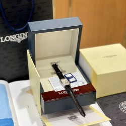 鳄鱼皮瑞士石英到货！浪琴表黛绰维纳20.80 X 32.00mm 石英女士腕表！瑞士石英，蓝宝石玻璃，鳄鱼皮表带，浪琴排名皇后级别的当属黛绰维纳系列女表 以意大利语中的Dolce Vita为名 寓意甜美生活 寓意意式生活邂逅现代浪漫 通过几何线条与柔美曲线塑造出现代优雅与妩媚姿态 银色表盘的雕花、以及蓝钢指针等精致细节都烘托出佩戴者纯正的优雅与贵气 ！
