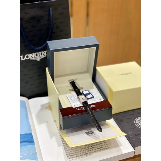 鳄鱼皮瑞士石英到货!浪琴表黛绰维纳20.80 X 32.00mm 石英女士腕表!瑞士石英,蓝宝石玻璃,鳄鱼皮表带,浪琴排名皇后级别的当属黛绰维纳系列女表 以意大利语中的Dolce Vita为名 寓意甜美生活 寓意意式生活邂逅现代浪漫 通过几何线条与柔美曲线塑造出现代优雅与妩媚姿态 银色表盘的雕花、以及蓝钢指针等精致细节都烘托出佩戴者纯正的优雅与贵气 ! 鳄鱼皮瑞士石英到货!浪琴表黛绰维纳20.80 X 32.00mm 石英女士腕表!瑞士石英,蓝宝石玻璃,鳄鱼皮表带,浪琴排名皇后级别的当属黛绰维纳系列女表 以意大利语中的Dolce Vita为名 寓意甜美生活 寓意意式生活邂逅现代浪漫 通过几何线条与柔美曲线塑造出现代优雅与妩媚姿态 银色表盘的雕花、以及蓝钢指针等精致细节都烘托出佩戴者纯正的优雅与贵气 !