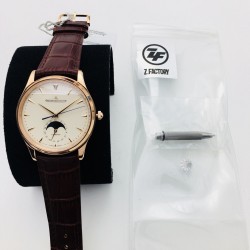 ZF【厚积“薄”发 年度大作】ZF新品，积家月相大师系列，表壳直径39mmX9.9mm与原装同步。六点钟的子盘拥有阳历阴历（月相）双期显示，月相一月转一圈，功能和正品一致。【技术突破】采用9015改积家自产Cal.925/1机芯，功能百分百同步原装自产机芯。走时稳定，素质坚挺。【细节突破】从侧面观察腕表盘面发现有微微的弧度，ZF为了达到这一效果，耗时费力多次调整模具，确保神韵和感觉能与原装相媲美。ZF积家月相大师，满足您对月相的一切美好情怀。