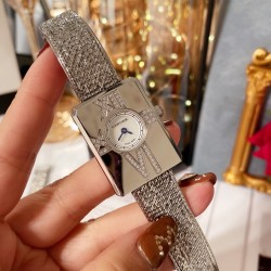 卡【CARTIER】新款腕表，精钢壳套⚡️表面精细抛光，宛如镜面，侧面拉丝细腻，经典罗马镶钻刻度[太阳]天然贝壳做字面，搭载进口石英机芯，耐刮蓝宝石玻璃，最新最压花表带尺寸：33*26mm