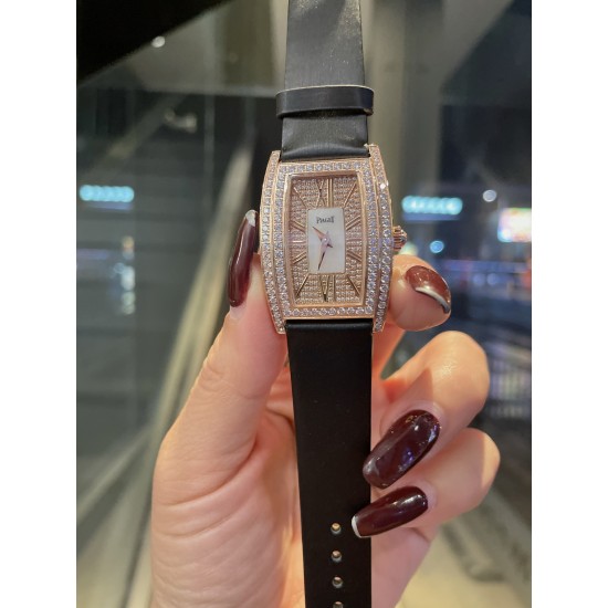 伯爵-piaget-G0A33091女士腕表，水桶形的表壳别具一格，独特的绢布表带搭配原版针扣，完美结合，尽显奢华时尚气质。原装瑞士机芯，316L精钢表壳，度18k白金和玫瑰金，尺寸27x38mm备受喜爱、值得拥有[机智][耶]实物超美