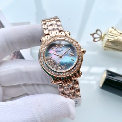 萧邦 Chopard Happy Diamonds 走珠系列腕表。巧妙运用其经典元素，发挥传奇般的大胆创意，展现浓厚的现代气息。天然珍珠贝母表盘搭配罗马、条钉刻度，采用双层玻璃镜面使钻石在表盘悬空游走，进口石英机芯，气质优雅之选，让你举手投足间优雅从容。尺寸32mm*35mm*10mm️