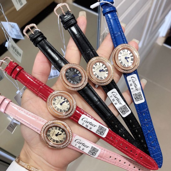 实拍 Cartier HYPNOSE系列腕表卡地亚椭圆双环交叠,演绎卡地亚柔美细腻的标志性风格。腕表灵动深邃,玫瑰金表壳镶嵌明亮式切割圆钻,太阳纹放射效果的表盘与剑形蓝钢指针,搭配鳄鱼皮带 典雅又唯美,再随机配送一条牛皮 30*26mm小号表款,搭配瑞士石英机芯,非常适合女性佩戴。 实拍 Cartier HYPNOSE系列腕表卡地亚椭圆双环交叠,演绎卡地亚柔美细腻的标志性风格。腕表灵动深邃,玫瑰金表壳镶嵌明亮式切割圆钻,太阳纹放射效果的表盘与剑形蓝钢指针,搭配鳄鱼皮带 典雅又唯美,再随机配送一条牛皮 30*26mm小号表款,搭配瑞士石英机芯,非常适合女性佩戴。
