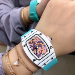 实拍 最新理查珐琅棉花糖理查德米勒 RichardMille 珐琅棉花糖 最新爆款 bon bon系列最稀有的作品！克服传统工艺打破模式！钟表最受尊敬的技术之一。不是所有人的嫁妆，棉花糖运动曲线和颜色，它们是诱人的。有了理查德米勒，实现了把棉花糖戴在你的手腕上！白色陶瓷加上黄粉绿搪瓷表盘，RM-07柔和的颜色创造了一个组合...甜蜜！糖果店的一次旅行，一个让人难以置信的艺术品。你会戴上它吗？