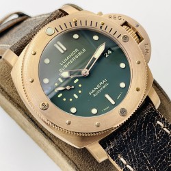 【VS Factory2023墙裂推荐 新力作】V2升级版 VS沛.纳海 Pam382 机芯功能升级：1⃣️时针单独调时，通过时针调历。2⃣️机芯背透 ：摆轮与正品一致 螺丝孔位95%以上接近正品。3⃣️直径47毫米！4⃣️搭载定制版自动上链机芯！5⃣️大家常说硬汉风格什么的，我觉得青铜382才是最最硬汉的沛纳海，不光在造型上够钢猛，青铜材质更是在经过岁月洗礼后变得不一样，有经历，有故事，有一种沧桑感，这才是真正的硬汉！敢死队同款哦！VS Factory匠心之作 值得您拥有！
