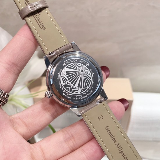 实拍 积家-Jaeger-LeCoultre DAZZLING RENDEZ- VOUS MOON约会系列月相珠宝腕表月之女神,是浪漫与柔美的象征,她掌管着大自然中的潮起潮落和季节更替,是艺术家与诗人们的灵感源泉,在温润莹亮的白色珍珠母贝映衬下,晶莹璀璨的钻石散发出夜空般的静谧之美,表圈镶嵌108颗 钻石,组成两个环绕表壳的同心圆。由36颗以爪镶工艺镶嵌的 钻石组成的外圈,为光芒闪耀的表圈营造出轻盈美妙的质感,尺寸36mm的精钢表壳搭配进口瑞士石英,采用蓝宝石水晶玻璃。 实拍 积家-Jaeger-LeCoultre DAZZLING RENDEZ- VOUS MOON约会系列月相珠宝腕表月之女神,是浪漫与柔美的象征,她掌管着大自然中的潮起潮落和季节更替,是艺术家与诗人们的灵感源泉,在温润莹亮的白色珍珠母贝映衬下,晶莹璀璨的钻石散发出夜空般的静谧之美,表圈镶嵌108颗 钻石,组成两个环绕表壳的同心圆。由36颗以爪镶工艺镶嵌的 钻石组成的外圈,为光芒闪耀的表圈营造出轻盈美妙的质感,尺寸36mm的精钢表壳搭配进口瑞士石英,采用蓝宝石水晶玻璃。