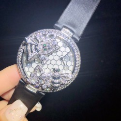 实拍 Cartier-卡地亚 创意宝石BESTIAIRE系列 HPI00480 珐琅 40毫米 石英机芯 女士腕表 黄金表盘 镶钻 半透明黄色内填珐琅 2只黄金蜜蜂装饰 镶嵌明亮式切割圆钻 黄色钻石及黑色珐琅条纹 4枚祖母绿蜂眼 这款腕表由尊贵超凡的金属雕琢而成 并衬以珍奇夺目的宝石 堪称高级珠宝中的真正典范 不仅如此 把一株繁茂的植物或者一只惊艳的动物设计成为表盘的造型 既给品牌创意增添了一丝神秘 又在作品中蕴藏了一份雅致