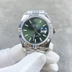 ROLEX 劳力士 蚝式恒动日志型41mm系列腕表，直径41mm，经典的蚝式表壳搭配三角坑纹外圈，把头采用旋入式设计，抗刮损蓝水晶玻璃，防反光凸透式放大（2.5倍）日历窗，隐蔽式摺叠皇冠带扣，矜持有度秀而不媚 恒久优雅！