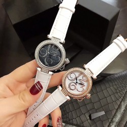 CARTIER-- 卡地亚最新款水壶爆款系列！✨独特镶钻贝母清晰阿拉伯数字，水壶把头锁精巧别致，镶嵌施华洛世奇水钻表壳，镜面持久耐磨，瑞士石英机芯，走时精准，尺寸32MM，唯心所爱非你莫属！映射着夏日给予你的精彩时光