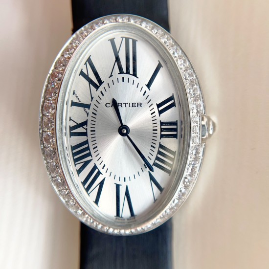 Baignoire de Cartier / oval shape / silver with diamonds Width 28mm . length 39mm 卡地亚创新与复古撞击的审美 / Baignoire腕表卡地亚浴缸系列,法式优雅的椭圆形设计搭配柔软绢丝表带,便捷式折叠表扣,略微弯曲的表壳完美贴合手腕曲线,配载瑞士石英机芯,淬火钢蓝剑形指针,耐磨损镜面,宽度28mm ,长度39mm Baignoire de Cartier / oval shape / silver with diamonds Width 28mm . length 39mm 卡地亚创新与复古撞击的审美 / Baignoire腕表卡地亚浴缸系列,法式优雅的椭圆形设计搭配柔软绢丝表带,便捷式折叠表扣,略微弯曲的表壳完美贴合手腕曲线,配载瑞士石英机芯,淬火钢蓝剑形指针,耐磨损镜面,宽度28mm ,长度39mm