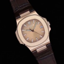 【“薄”大精深 从“芯”出发】全新升级V2版本 PATEK 。PHILPPE——鹦鹉螺5711/1A系列强势回归。1：1全新开模修正三件套壳 厚度仅9mm，修正了以往偏厚的现象，使之佩戴更贴合手腕。搭载全新定制版9015改原装CaI.324 S C洗花机芯。突破了无加夹板的情况下摆轮位置同步正品！定制级的人体工程学表带 修正了表带的铰链部分...[更多]