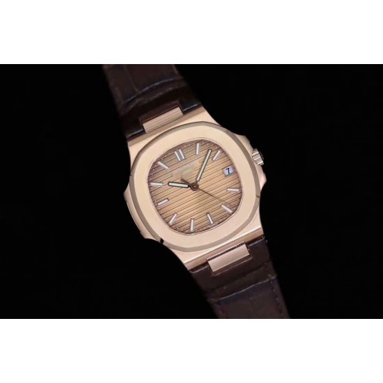 【“薄”大精深 从“芯”出发】全新升级V2版本 PATEK 。PHILPPE——鹦鹉螺5711/1A系列强势回归。1：1全新开模修正三件套壳 厚度仅9mm，修正了以往偏厚的现象，使之佩戴更贴合手腕。搭载全新定制版9015改原装CaI.324 S C洗花机芯。突破了无加夹板的情况下摆轮位置同步正品！定制级的人体工程学表带 修正了表带的铰链部分...[更多]