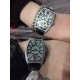 法穆兰 Franck Muller 是深受时尚白领及众多明星追捧的顶级腕表品牌,法兰克穆勒的标志性特征是其酒桶型表壳和夸张的弧度设计,同时也拥有精湛的制表工艺,法兰克穆勒手表凝聚了无限心血、承载了无尽情感,是鉴赏家眼中出类拔萃、独一无二的完美杰作。尺寸32mm*45mm*12mm。 法穆兰 Franck Muller 是深受时尚白领及众多明星追捧的顶级腕表品牌,法兰克穆勒的标志性特征是其酒桶型表壳和夸张的弧度设计,同时也拥有精湛的制表工艺,法兰克穆勒手表凝聚了无限心血、承载了无尽情感,是鉴赏家眼中出类拔萃、独一无二的完美杰作。尺寸32mm*45mm*12mm。