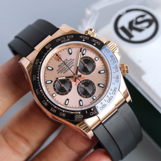 顶级做工KS出品:劳力士 恒动宇宙计时型迪通拿 【尺寸】40MM【表镜】抗刮损蓝水晶玻璃 防反光凸透式放大日历窗【表壳】上链表冠,旋入式三扣锁三重防水系统【机芯】采用7750机芯,高效精准稳定【表带】腕表搭配折叠式表扣,且表扣具有微调装置,可以调到非常的贴合手腕 折叠扣 超强夜光 防水大于100米 顶级做工KS出品:劳力士 恒动宇宙计时型迪通拿 【尺寸】40MM【表镜】抗刮损蓝水晶玻璃 防反光凸透式放大日历窗【表壳】上链表冠,旋入式三扣锁三重防水系统【机芯】采用7750机芯,高效精准稳定【表带】腕表搭配折叠式表扣,且表扣具有微调装置,可以调到非常的贴合手腕 折叠扣 超强夜光 防水大于100米