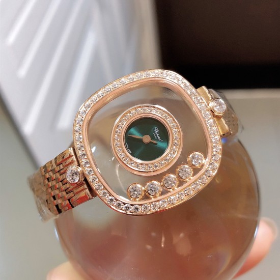 实拍 萧邦新增绿色表盘HAPPY DIAMONDS系列快乐钻腕表 3层蓝宝石玻璃镜面 我们就是自己的神话 原厂瑞士石英机芯 镜面内5颗快乐钻自由转动 活动钻石围绕表盘回旋起舞 制作精巧的表壳玩味透明概念 chopard家标志性的Happy钻石在两片蓝宝石水晶玻璃 形成的空间内自由滑动 充分展现自由和欢快的感觉 表壳顶端与底端各缀有一圈钻石 树叶形指针 较小的同心圆为珍珠母贝质地 呈圆满的球型 两个同心圆环上皆全手工镶有钻石 七颗灵动钻石如悬空漂浮一般 细节见真知。