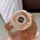实拍 萧邦新增绿色表盘HAPPY DIAMONDS系列快乐钻腕表 3层蓝宝石玻璃镜面 我们就是自己的神话 原厂瑞士石英机芯 镜面内5颗快乐钻自由转动 活动钻石围绕表盘回旋起舞 制作精巧的表壳玩味透明概念 chopard家标志性的Happy钻石在两片蓝宝石水晶玻璃 形成的空间内自由滑动 充分展现自由和欢快的感觉 表壳顶端与底端各缀有一圈钻石 树叶形指针 较小的同心圆为珍珠母贝质地 呈圆满的球型 两个同心圆环上皆全手工镶有钻石 七颗灵动钻石如悬空漂浮一般 细节见真知。